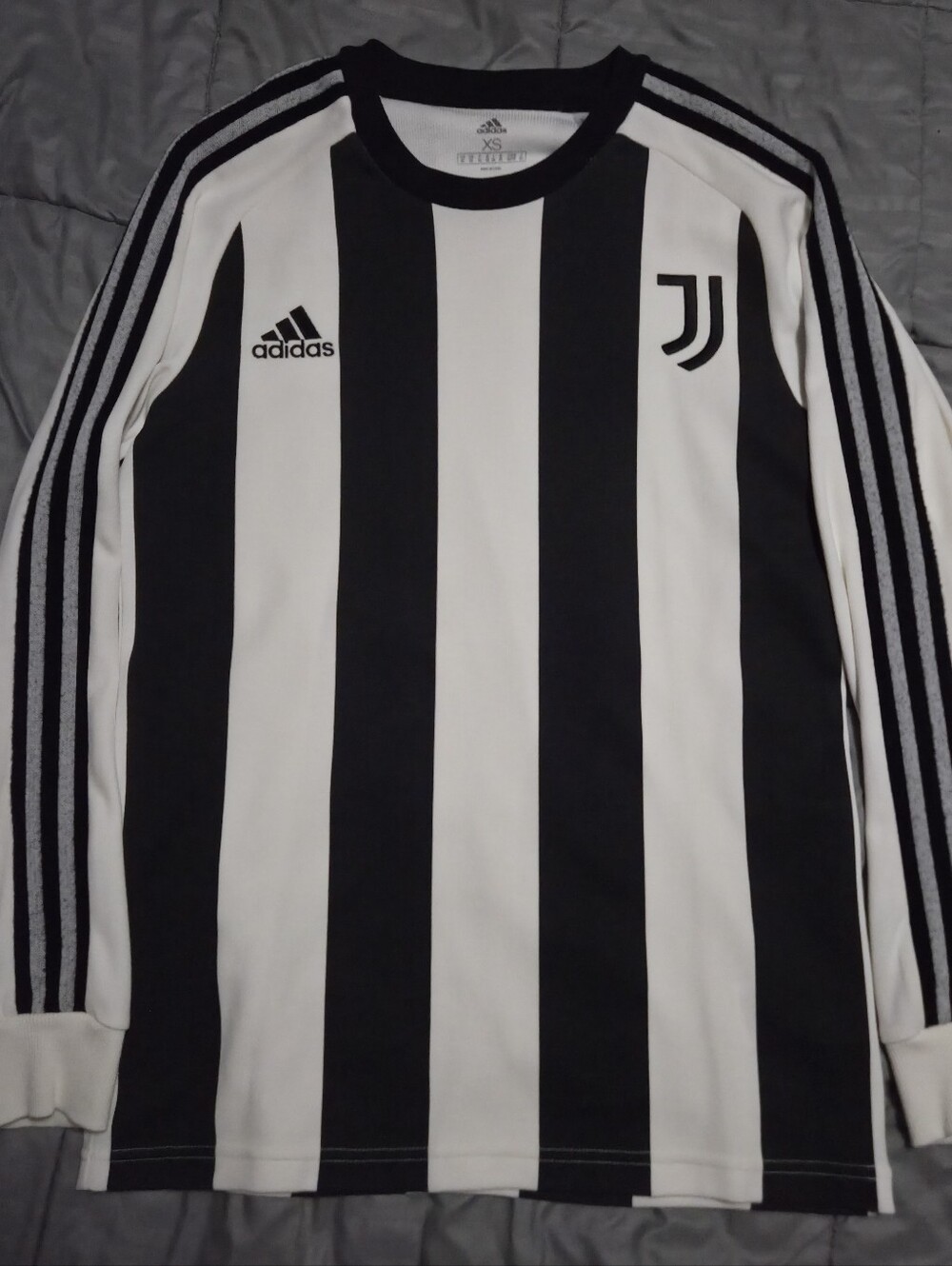 Men's adidas Juventus Icons Long Sleeve Tee - XS